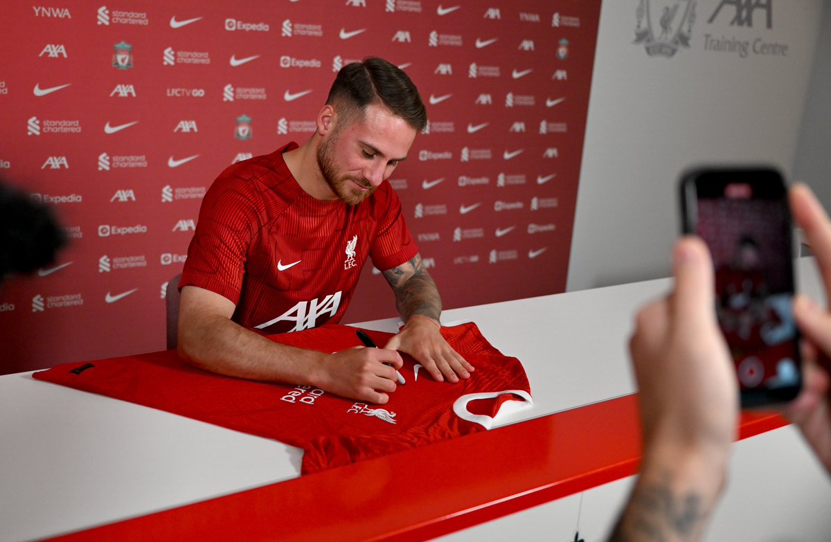 alemacallister's tweet photo. Muy contento de haber firmado mi contrato con Liverpool, un equipo lleno de historia y pasión. No veo la hora de empezar con mis compañeros ❤️🤍

So happy to have signed my contract with Liverpool, club full of history and passion. Can’t wait to start with my teammates ❤️🤍 https://t.co/Ut44o8be1Y