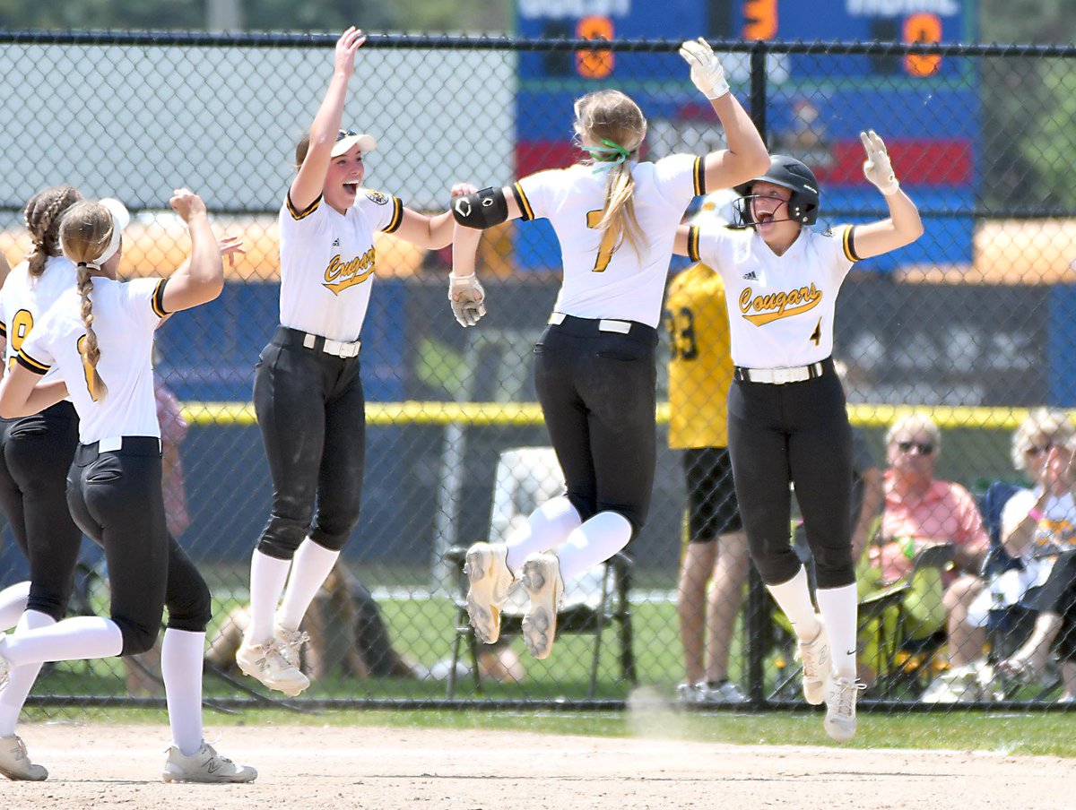 PCphoto's tweet photo. @Mankatonews .@Mankato_East softball on to the semifinals. https://t.co/GsNEjYJZo9