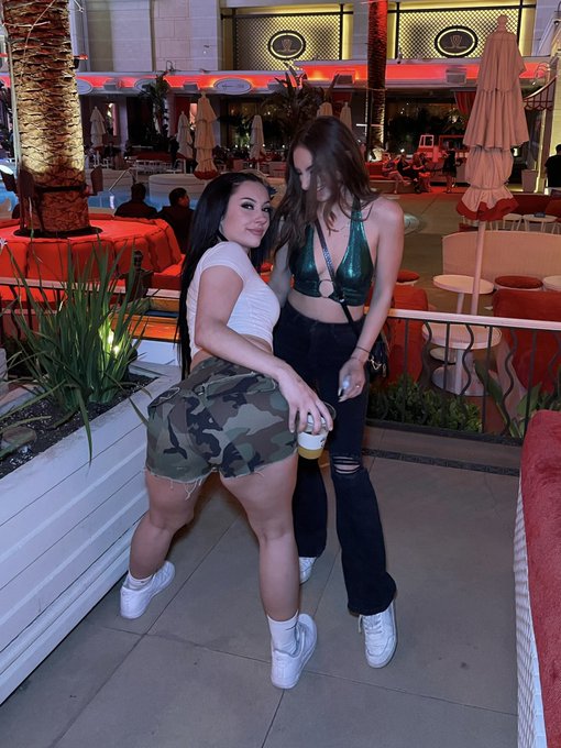 summer nights in sin city https://t.co/lrMhEEPGBh