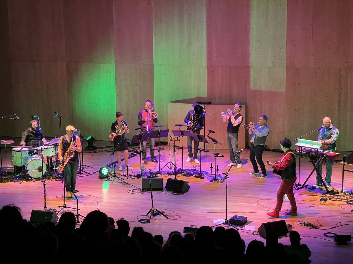 QuentinBussmann's tweet photo. Concerts scolaires pour les écoles de Mulhouse et du 68 avec le Weepers Brass Circus ! Les Weepers accompagnés par un quintette de cuivres au #conservatoire de @mulhouse #eac https://t.co/QVfmasXX43