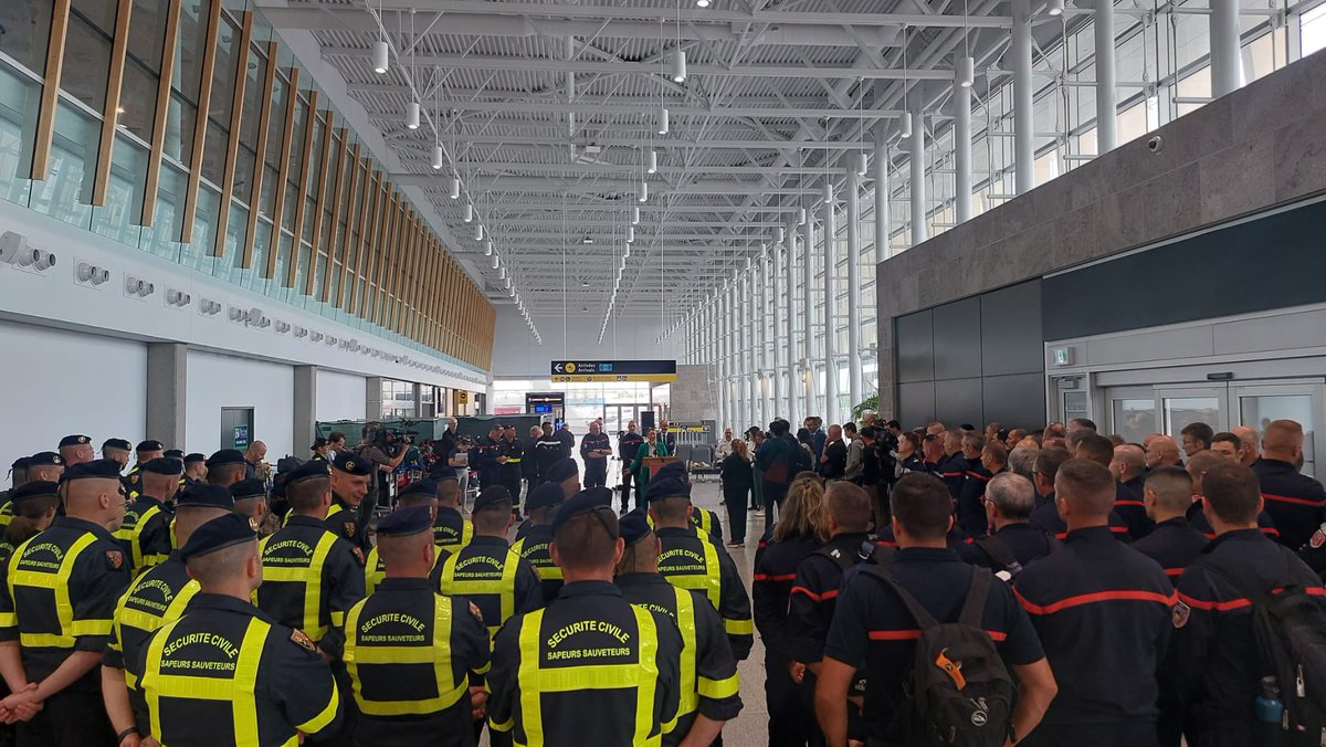 #FeuxDeForêt | Nos pompiers 🇫🇷 sont arrivés au 🇨🇦 ! 🇫🇷 firefighters are carrying 14 tonnes of equipment. Two French officers will join the Canadian Interagency #Forest Fire Centre, a federal coordination center based in #Winnipeg.