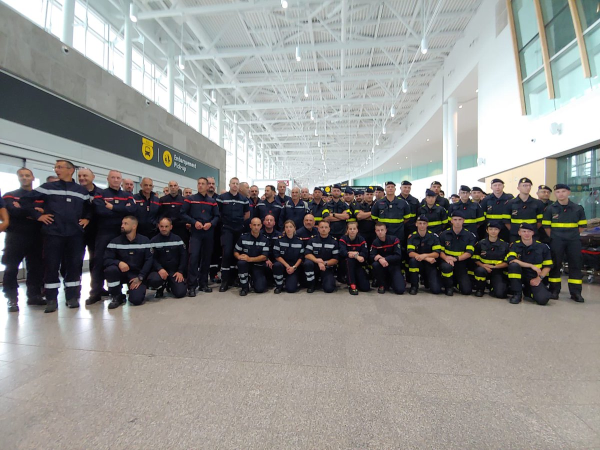 franceaucanada's tweet photo. #FeuxDeForêt | Nos pompiers 🇫🇷 sont arrivés au 🇨🇦 !

🇫🇷 firefighters are carrying 14 tonnes of equipment. Two French officers will join the Canadian Interagency #Forest Fire Centre, a federal coordination center based in #Winnipeg. https://t.co/7bp6kN7WyA