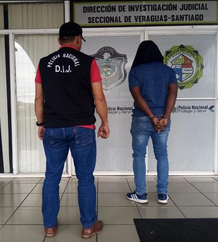 policiadepanama's tweet photo. #Veraguas | Mediante acciones operativas en los distritos de Soná y Santiago, unidades policiales aprehenden a tres personas requeridas por los delitos Contra el Orden Jurídico Familiar y el Estado Civil y Contra la Libertad e Integridad Sexual, en la modalidad de Violación. https://t.co/XZhZbTLxvY