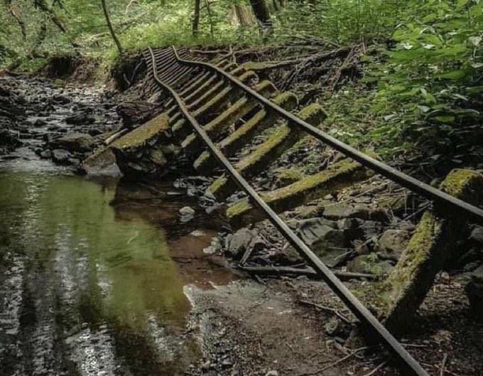 noahdonotcare's tweet photo. friend: ”how’s life?“

me: ”everything’s on track thanks“

the track: https://t.co/k38jRcctqi