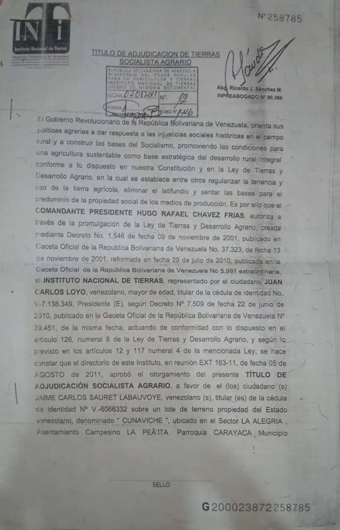 Busbastis's tweet photo. La invasión en la parcela donde tienen su casa en Carayaca, amenaza la seguridad de Ana Granados y de su esposo. Las autoridades competentes han hecho caso omiso a la denuncia de esta pareja de la tercera edad. @TarekWiliamSaab @MinpublicoVEN https://t.co/1ZfQIm0bdx