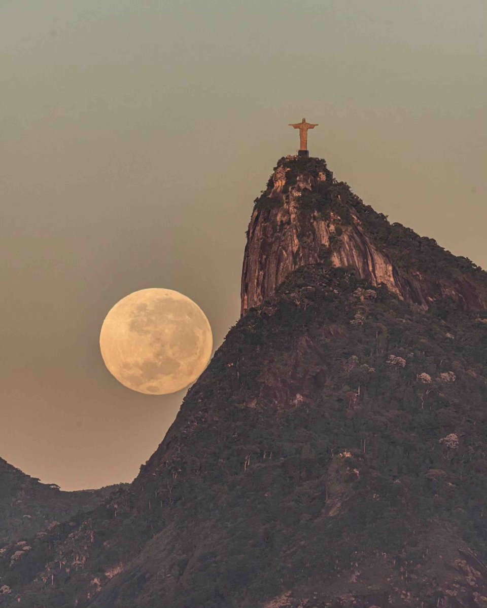 Ricamconsult's tweet photo. O pôr da lua. Registros sensacionais do fotógrafo @leosens . https://t.co/akQL0j7tNO