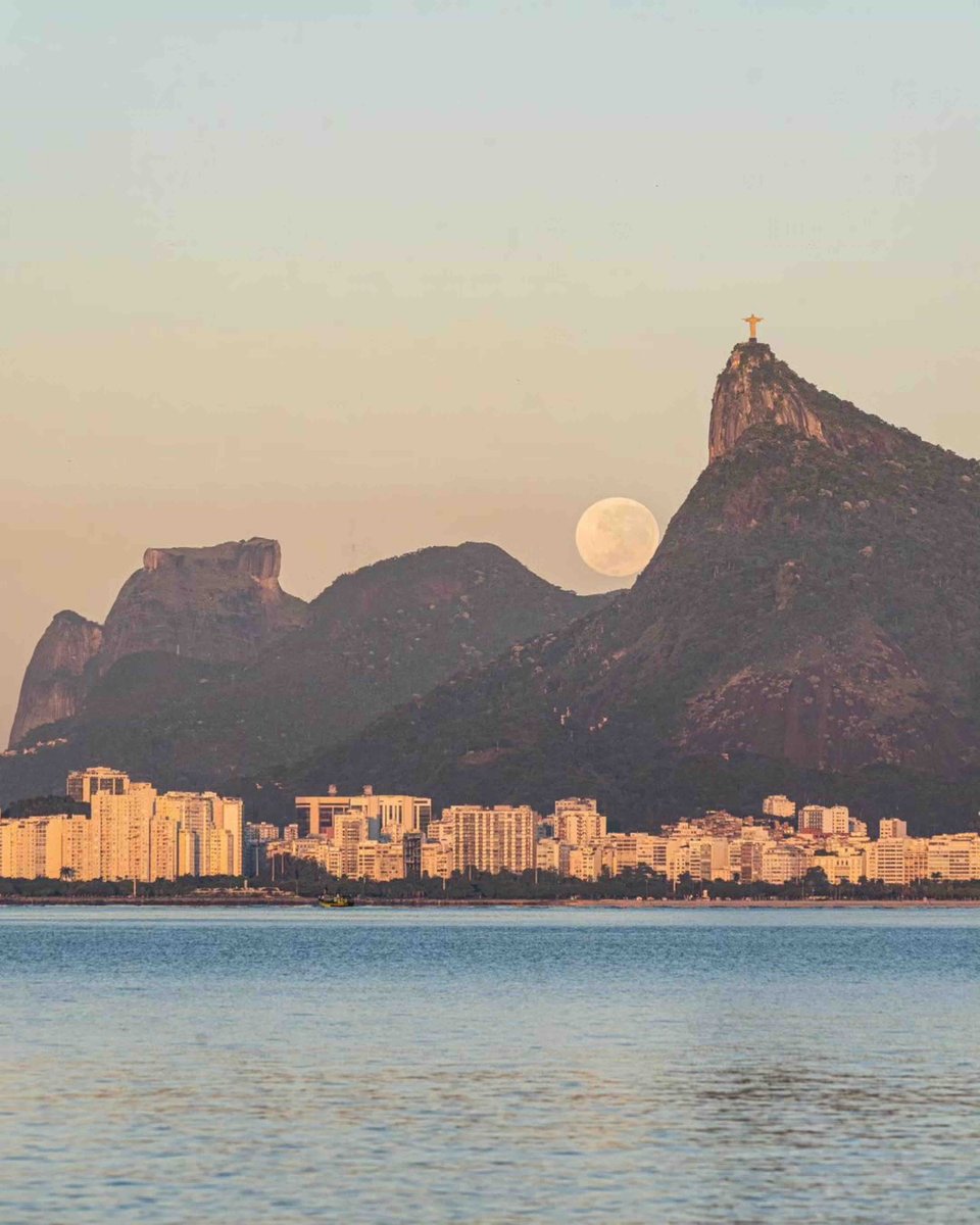 Ricamconsult's tweet photo. O pôr da lua. Registros sensacionais do fotógrafo @leosens . https://t.co/akQL0j7tNO