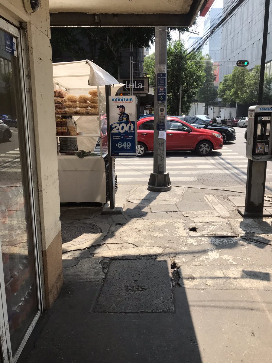 csalas83's tweet photo. @lacuauhtemoc @PrensaCuevas @Kuauthemok @5antaMerlina @SGIRPC_CDMX Este en Misisipi y Lerma se instaló hace unas semanas. Obstruyendo el paso peatonal. https://t.co/WOrsObYvOA