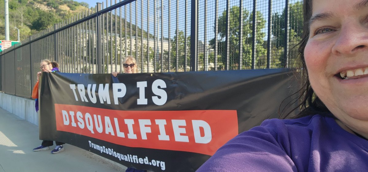 mmanire's tweet photo. https://t.co/yfeuL5UM5J morning rush hour banner display with a whole lotta pride on Skirball Center Drive and the 405 freeway. Banner up against the fence wasn't really working but no problem, we just turned around while thousands of cars were passing  
#TrumpIsDisqualified https://t.co/MlSCcODlvA
