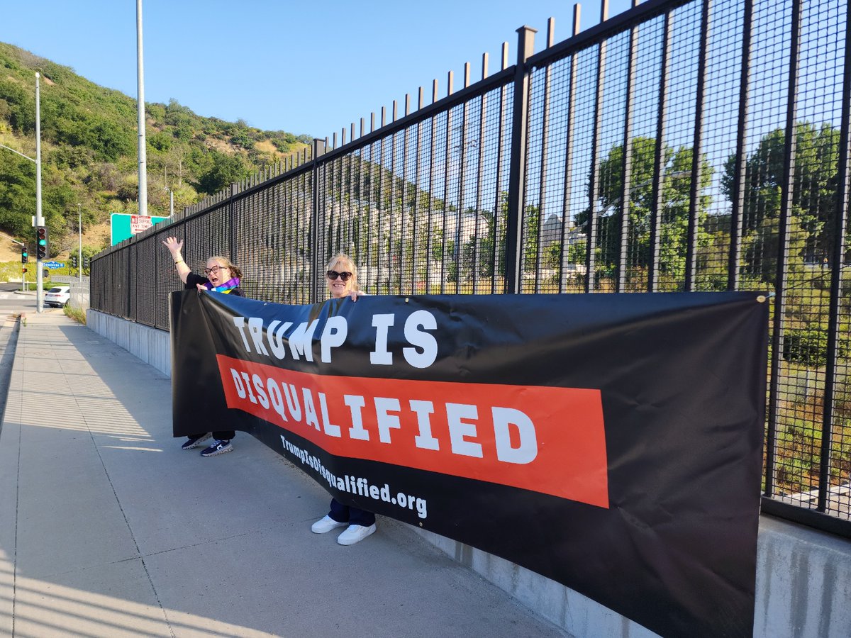 mmanire's tweet photo. https://t.co/yfeuL5UM5J morning rush hour banner display with a whole lotta pride on Skirball Center Drive and the 405 freeway. Banner up against the fence wasn't really working but no problem, we just turned around while thousands of cars were passing  
#TrumpIsDisqualified https://t.co/MlSCcODlvA