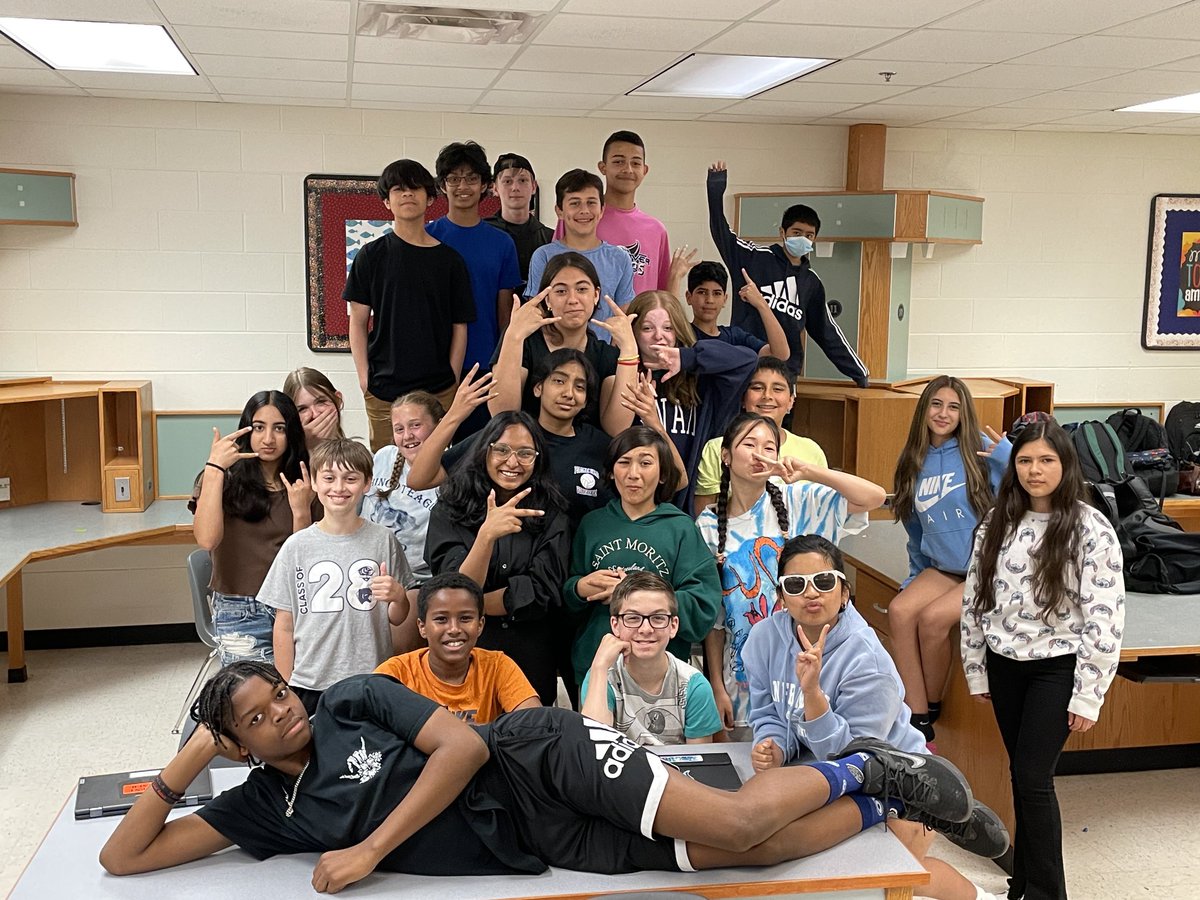 viviennewoon's tweet photo. Last day photo with Block 6! What an amazing first year at River Bend 💗 ⁦@RBMS_Official⁩ ⁦@RBMS_FACS⁩ https://t.co/3zADPu6ady