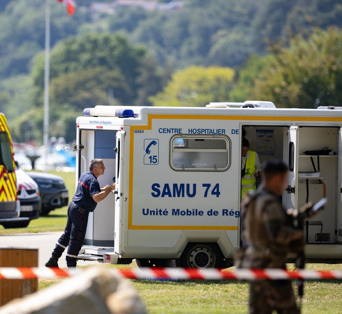 Effroyable journée. Une immense pensée aux enfants et à leurs familles.
Un immense remerciement aux infirmiers, ambulanciers, médecins et ARM du SAMU 74 et SMUR #Annecy qui sont intervenus très rapidement avec leurs partenaires et ont pris en charge efficacement ces enfants.