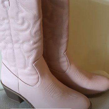 Touring with Taylor (Almost) kicks off June 9th from 2-5pm outside Ford Field.  DM me or follow my Insta (Melaniemurray_) for location and more information.