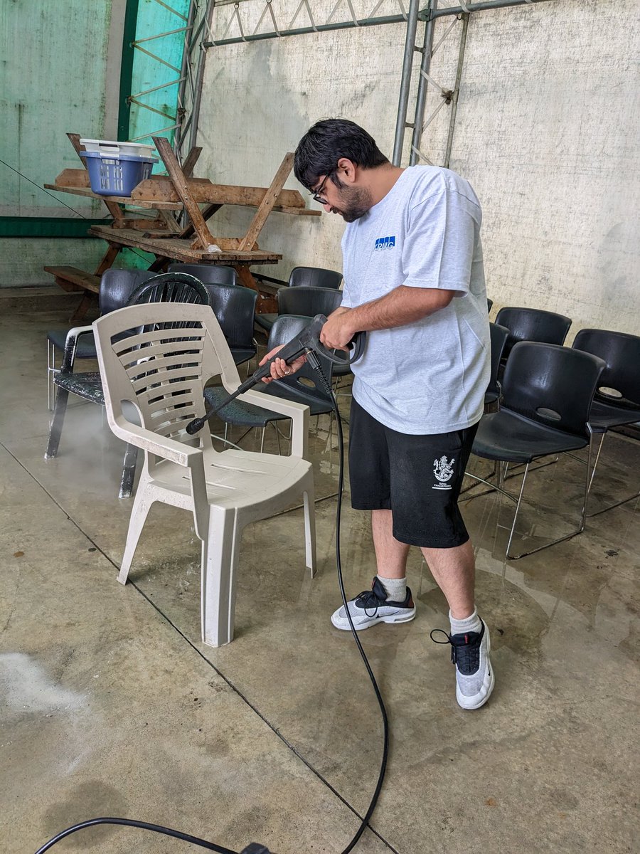 vix_ng's tweet photo. Many thanks to my @KPMG_Canada #Ldnont colleagues who volunteered for @unitedwayemca Day of Caring! We cleaned, gardened, reorganized, whatever was needed for Krista and team at London Coffee House @cmha_tv to get ready for summer!!#grateful #dayofcaring #locallove https://t.co/tsoaiwwwmi