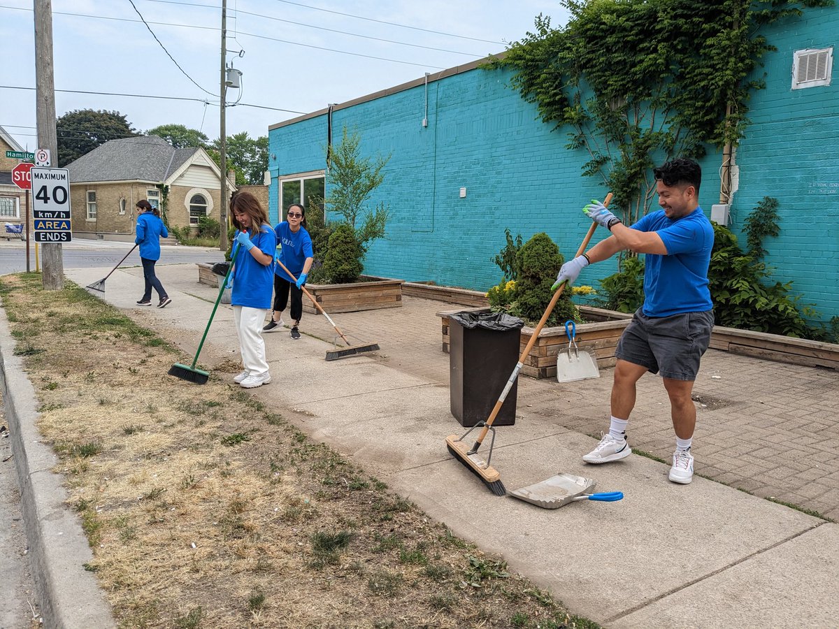 vix_ng's tweet photo. Many thanks to my @KPMG_Canada #Ldnont colleagues who volunteered for @unitedwayemca Day of Caring! We cleaned, gardened, reorganized, whatever was needed for Krista and team at London Coffee House @cmha_tv to get ready for summer!!#grateful #dayofcaring #locallove https://t.co/tsoaiwwwmi