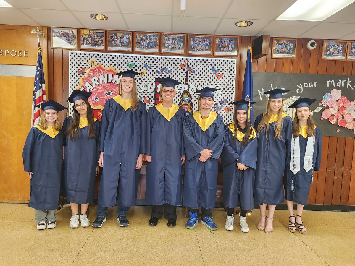 SpringCityRAMS's tweet image. SCE Alumni walked through the hallways to receive a standing ovation from our school community. We are Spring-Ford Proud! #smallschoolbigheart @SpringFordASD