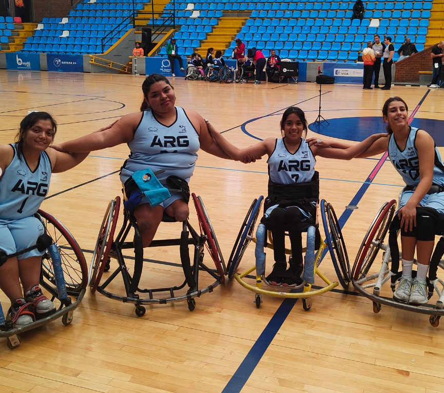 canaldeportv's tweet photo. #BasquetAdaptado | ¡MEDALLA PLATEADA PARA LAS LOBITAS!🐺🏀
🇦🇷 La selección femenina 3x3, no pudo ante Brasil y cayó 7-6 en la final de los Juegos Parapanamericanos juveniles de Bogotá.
🥈 Micaela Rosales, Morena Coria, Melanie Pérez Herrera y Valentina Eggs, el equipo 🇦🇷👏👏 https://t.co/XT0dI70Dcq