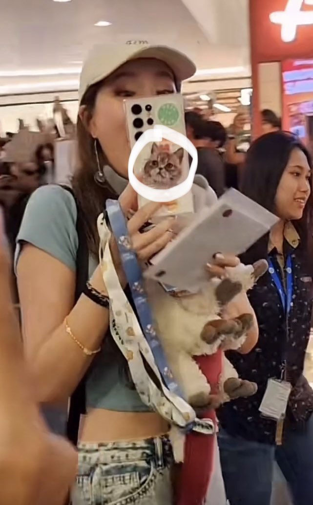 valkyraid_'s tweet photo. I’M SO HAPPY I PERSONALLY HANDED THESE GIFTS TO THEM! SEEING LESLIE USE IT MAKES MY HEART FLUTTER 🥹🫶✨ #CONQuest2023 https://t.co/wAme1EDtDw