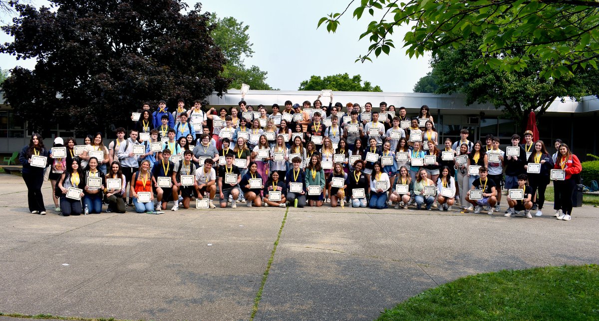 110 NS HIGH SCHOOL WORLD LANGUAGE STUDENTS RECEIVE SEAL OF BILITERACY
Congratulazioni! Felicidades! Gratulationes! The Seal of Biliteracy is an award, "In recognition of students who have studied and attained proficiency in two or more languages by high school graduation."