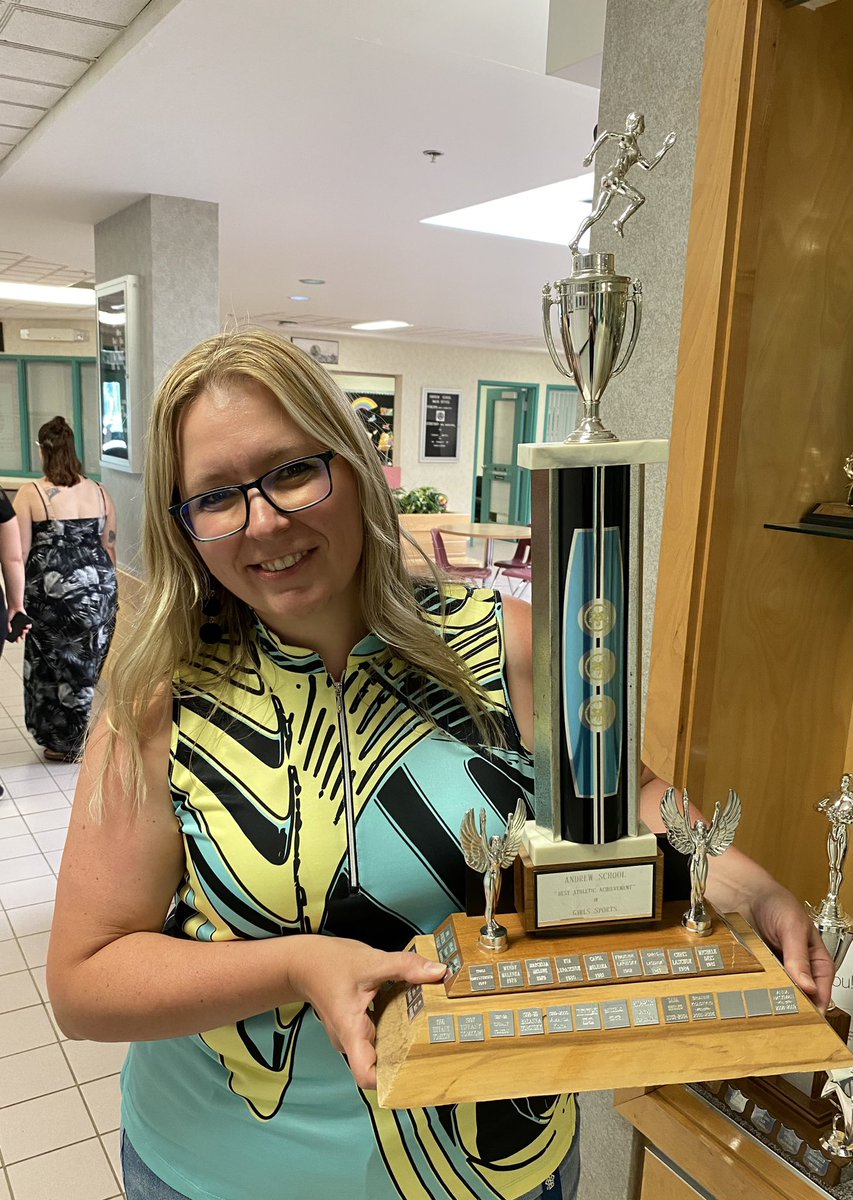 Tdot_299's tweet photo. Sad to see #andrewschool close. 😢 So many memories. #mostdedicated #femaleathlete #dramaaward #grad98 https://t.co/huc0LvtsCJ