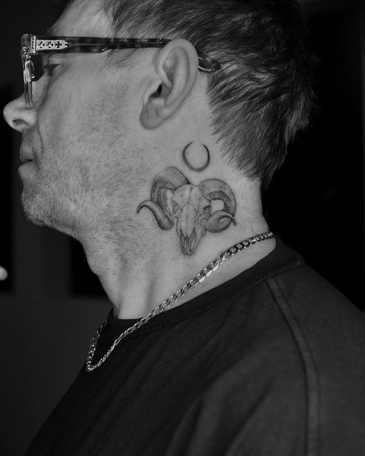 Damon Albarn Unofficial on X: "Damon's neck tattoo made by LA artist Vince Maximin. https://t.co/kQ3nFI2nYi" / X