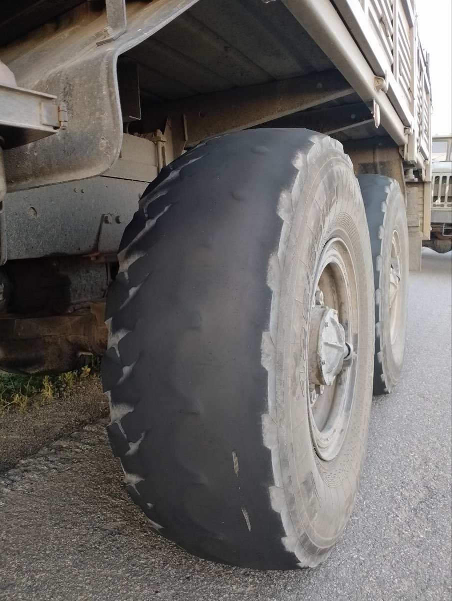 A Russian channel complains about the quality of the tires used by military trucks, which is a particular problem in flooded areas. They say they can only replace the wheels after 52k km, but the tire below has only driven 42k km.
t.me/dva_majors/172…
t.me/dva_majors/172…
