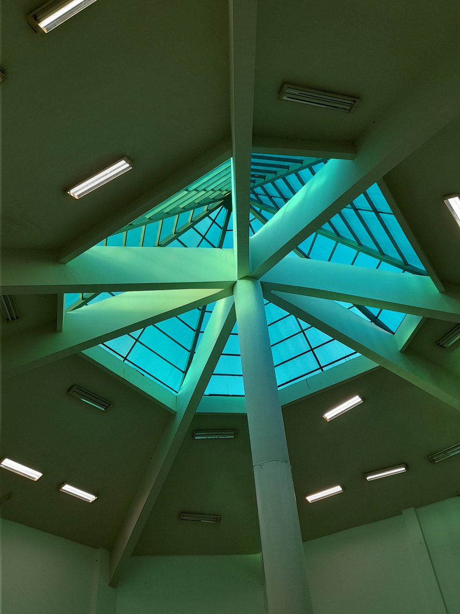 lrislst's tweet image. do brasil eu n sei mas da bahia é a uesc e nem é pq eu sou de la, é por questão de senso msm