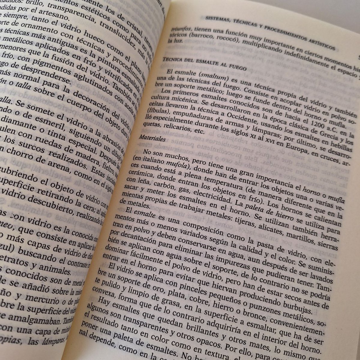 Este libro está concebido como un manual para servir de guía a los profesores y alumnos en las asignaturas relacionadas a la restauración y conservación del patrimonio artístico. Este libro está disponible para consulta en el acervo de la Casa de la Ciudad.