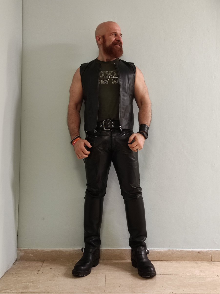 LeatherCode's tweet photo. Week summer party night !! 

#pride #celebration #mrleatheritalia2017 #mrleatheritaly #wesco #leather #leatherpants #bikerstyle #beardedway #baldmenwithbeards #baldandbearded #leatherdaddy #daddy #muscleleather #musclefit #musclebear #musclebeard https://t.co/Ufm5JAFs4Y