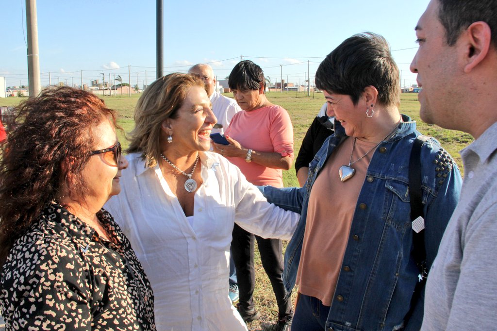 silvinafrana's tweet photo. La ciudad de #LasParejas tendrá 100% de acceso al servicio de desagües cloacales 🙋‍♀️🙋‍♂️

Junto al gobernador @omarperotti, el intendente @HCompagnucci_ok  y el secretario de Empresas, Carlos Maina, inauguramos  la obra de saneamiento para más de 2 mil vecinos.

#ElijoHacer https://t.co/AqCroFe0X8