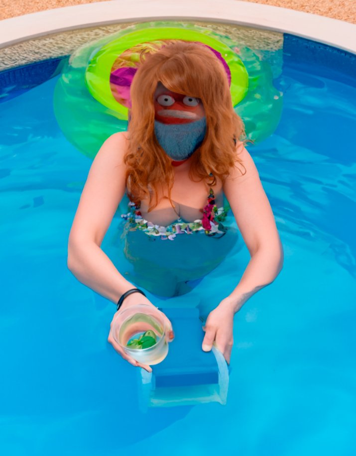 Preip__'s tweet image. #NuevaFotoDePerfil Verano 🏖️🩴 #inthepool @IdiazAyuso @sanchezcastejon @DjMaRiiO