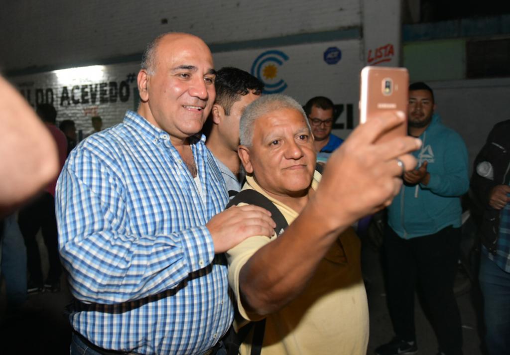 En el Club El Cruce, de nuestra Capital, mantuve un encuentro de trabajo con dirigentes y fiscales de la #Lista247 que propone a <a href="/ARCortalezziOk/">Armando Cacho Cortalezzi</a> y Alejandro Figueroa como legisladores. También trabajan activamente para que <a href="/OsvaldoJaldo/">Osvaldo Jaldo</a> y <a href="/RossanaChahla/">Rossana Chahla</a> triunfen este domingo.