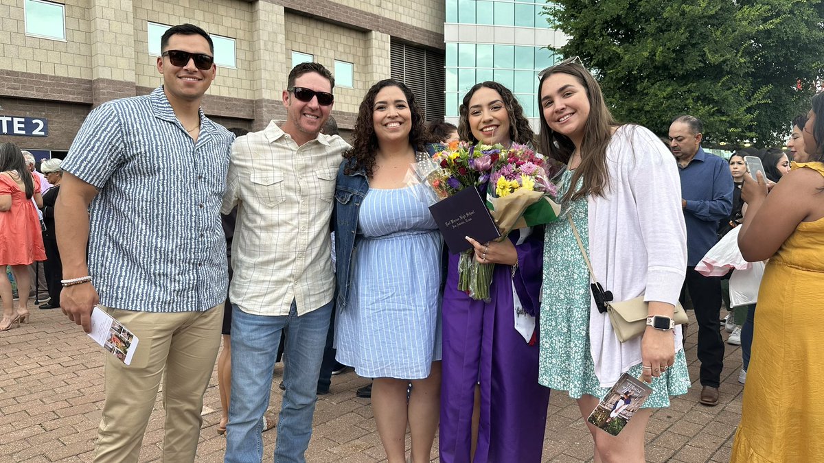 bellappowell_'s tweet photo. momma we made it through high school!! https://t.co/aLFRFiyX2K