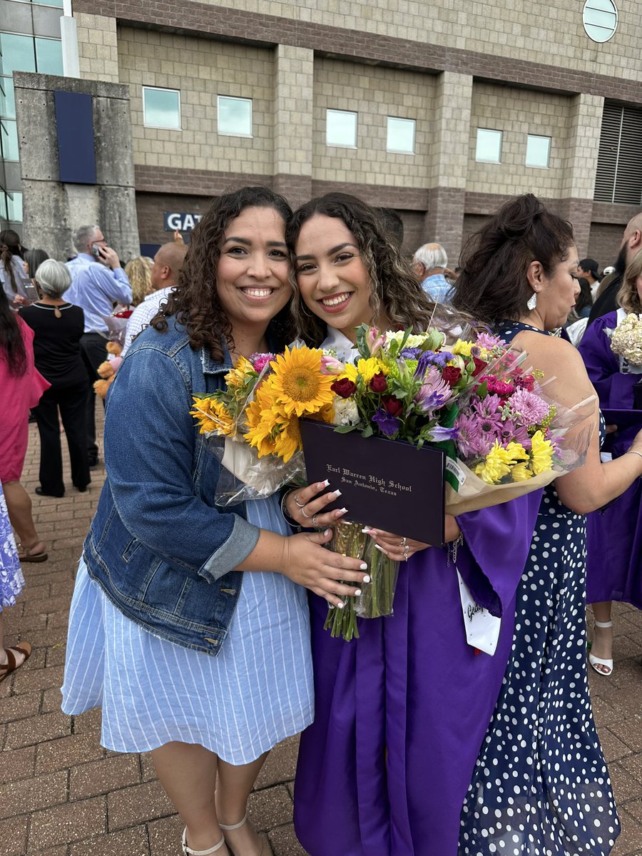 bellappowell_'s tweet photo. momma we made it through high school!! https://t.co/aLFRFiyX2K