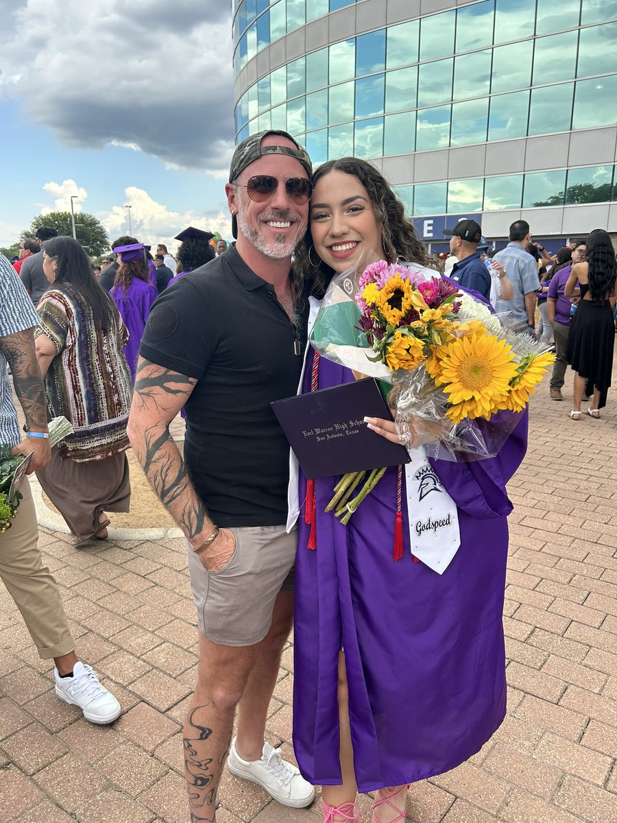bellappowell_'s tweet photo. momma we made it through high school!! https://t.co/aLFRFiyX2K