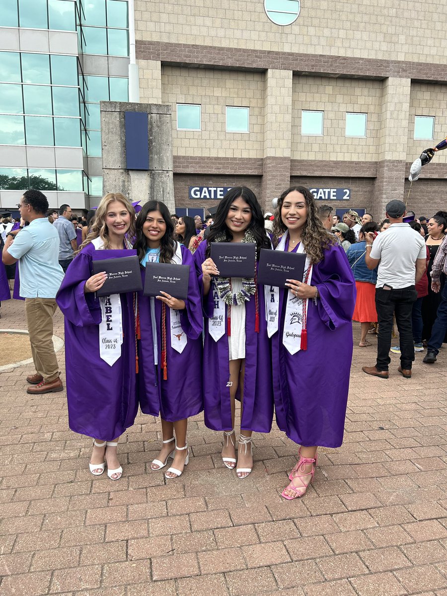 bellappowell_'s tweet photo. momma we made it through high school!! https://t.co/aLFRFiyX2K