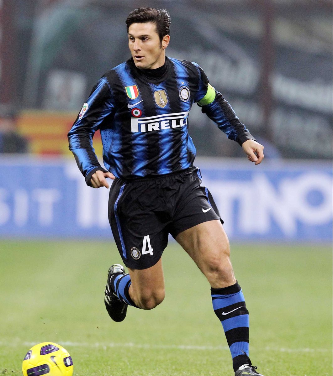 LAManchado's tweet photo. Acabamos por hoy con otro que se ponía en aquel juego y que es el escudo del Inter y actual vicepresidente. Javier “El Pupi” Zanetti cumplió 700 partidos como interista el día que se ganó el triplete contra el Bayern de Múnich. Jugó 849 en total. Retiraron su dorsal #InterStars https://t.co/Mo6k1vTlUL