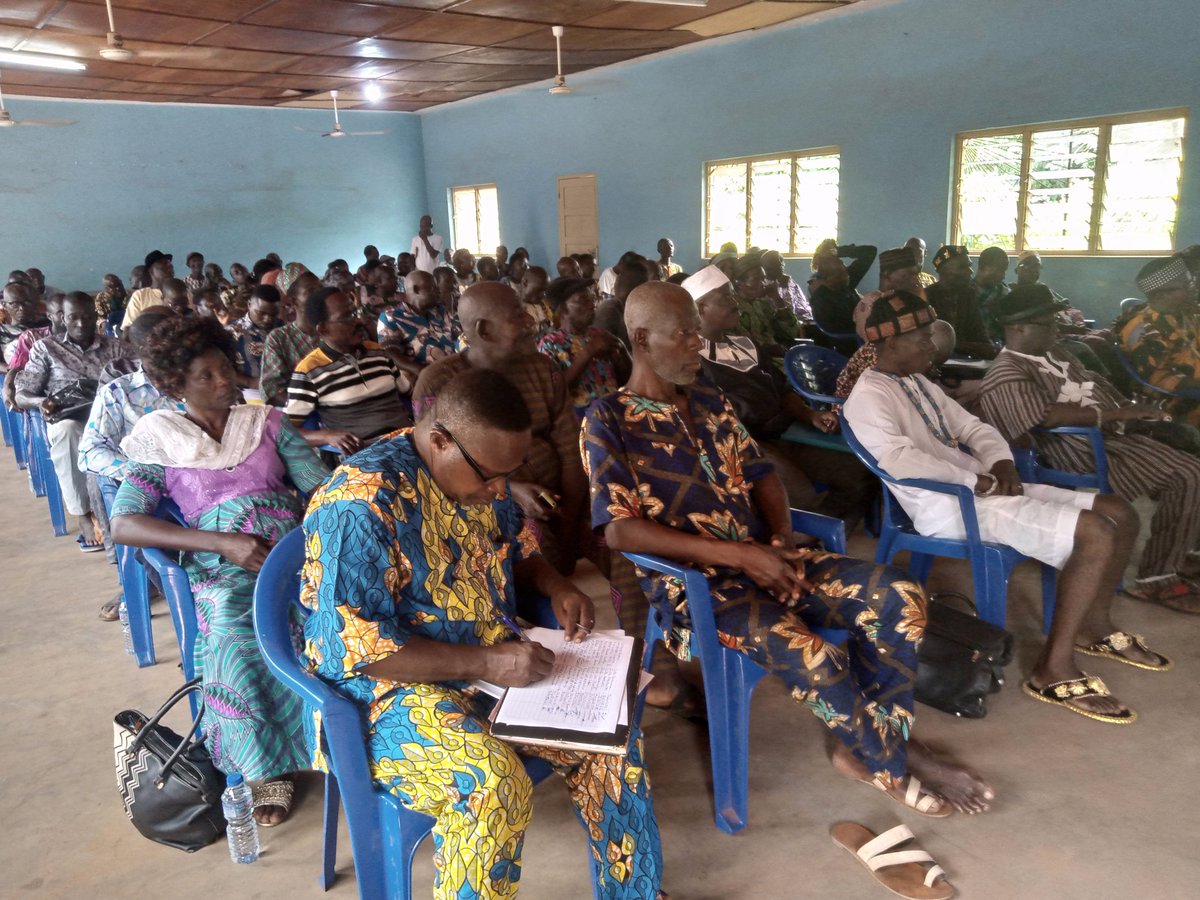 Rencontre du Maire AFANDE Atissovi avec des responsables des CDB de la #communedeVo1  et des chefs traditionnels. Cette rencontre a porté sur les nouvelles dispositions du cantonnage et a vu la participation des représentants d'ANADEB et des TP. C'était le mardi passé à la mairie