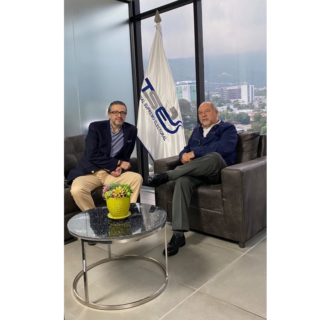 CarpioWellman's tweet photo. Está tarde tuve el honor de recibir a @edonunez01, coordinador del Programa del Instituto Nacional Demócrata para Centroamérica, @NDICentroameric, con quien conversamos de los avances del proceso electoral 2024. https://t.co/bRJWRWyYIK