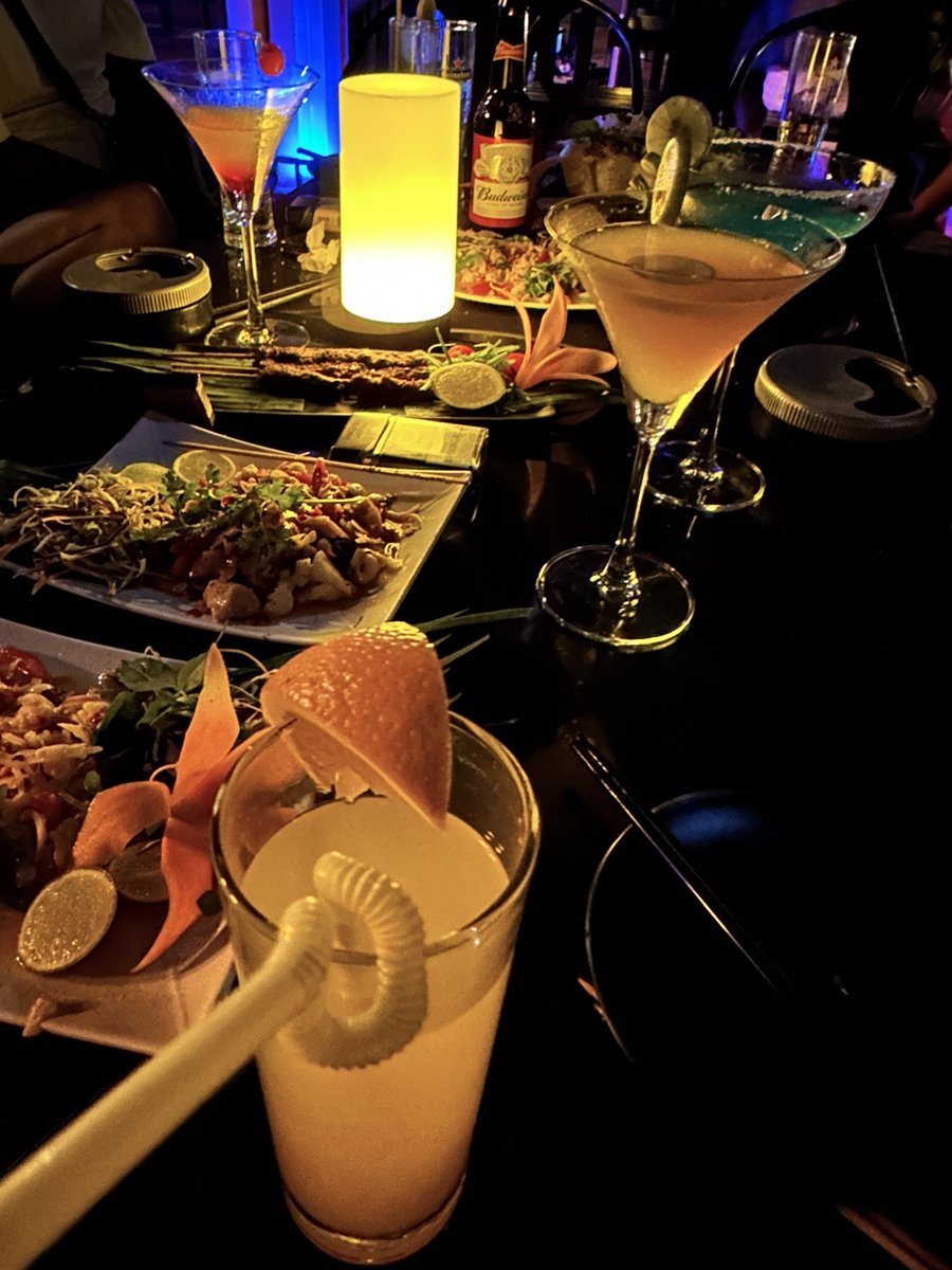 MahuguCyrus's tweet photo. Let's drink with friends at night❤️ https://t.co/LUzVgitxka