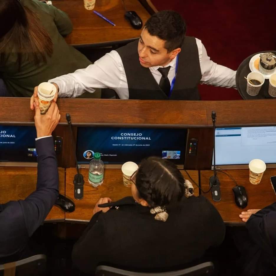 Convención Constitucional/Consejo Constitucional. 

Nosotros pedíamos dignidad, ellos piden mantener sus privilegios. 

#NUEVACONSTITUCION ?? 
#ConsejoConstitucional