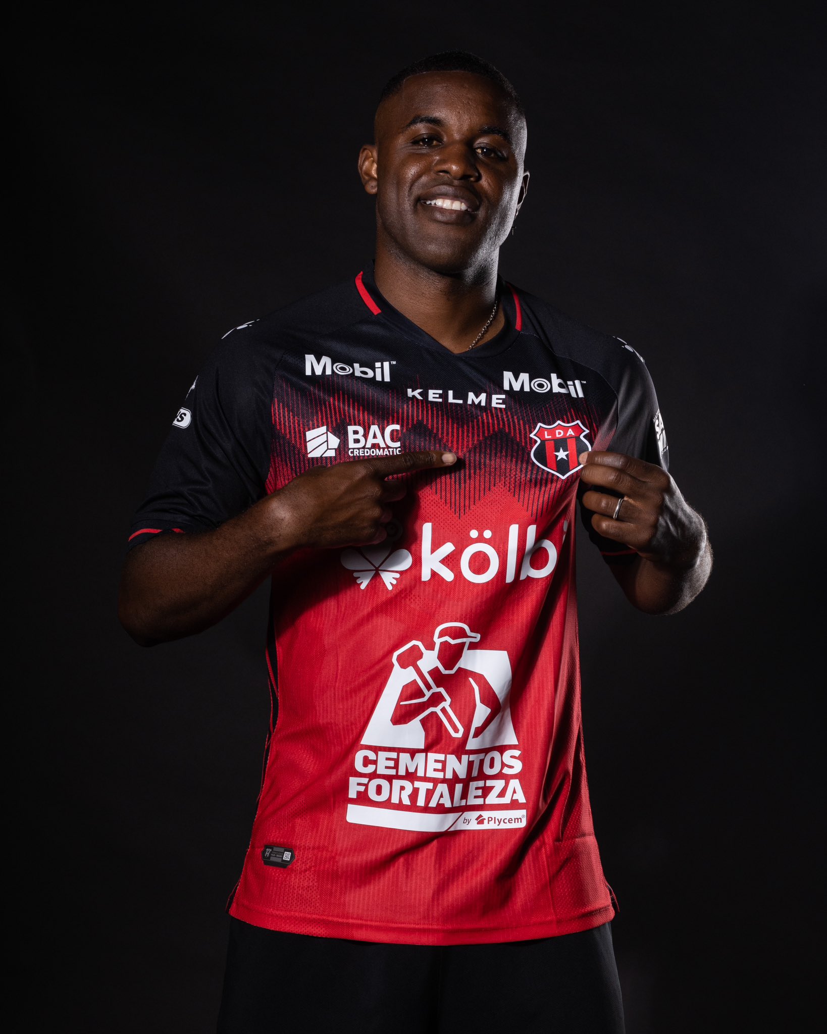Alajuelense hace oficial el fichaje de Joel Campbell