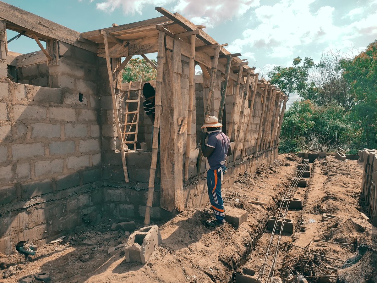 LJOpeyemi2's tweet photo. This Egbon walked to My office in 2021 nd he said, Architect, pls make the design of a 4Bedroom 4 me, what is the cost? We talked and we proceed with Design. Afterward, we moved 2 the Approval Stage nd we head to the site, and Constrntn began. Pls help Rt this Pls. +2347035043950 https://t.co/r6n81uYDlr