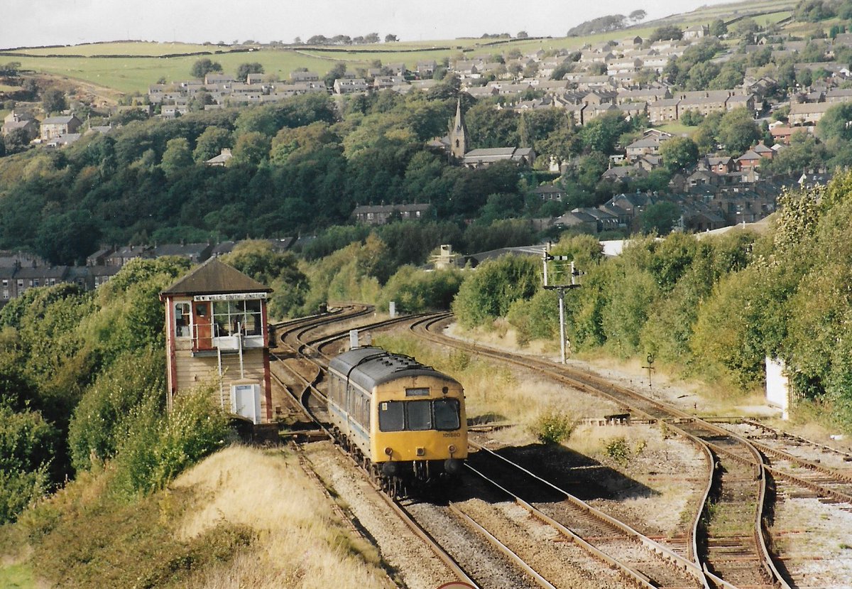 SalopianLyne's tweet image. New Mills South Junction 22nd September 2000
British Rail Class 101 Metro-Cammell 2-car DMU set 101 680 53204+53163 in Regional Railways colours passes the signal box with a service from Manchester Piccadilly
#BritishRail #NewMills #Class101 #DMU #MetroCammell #trainspotting 🤓