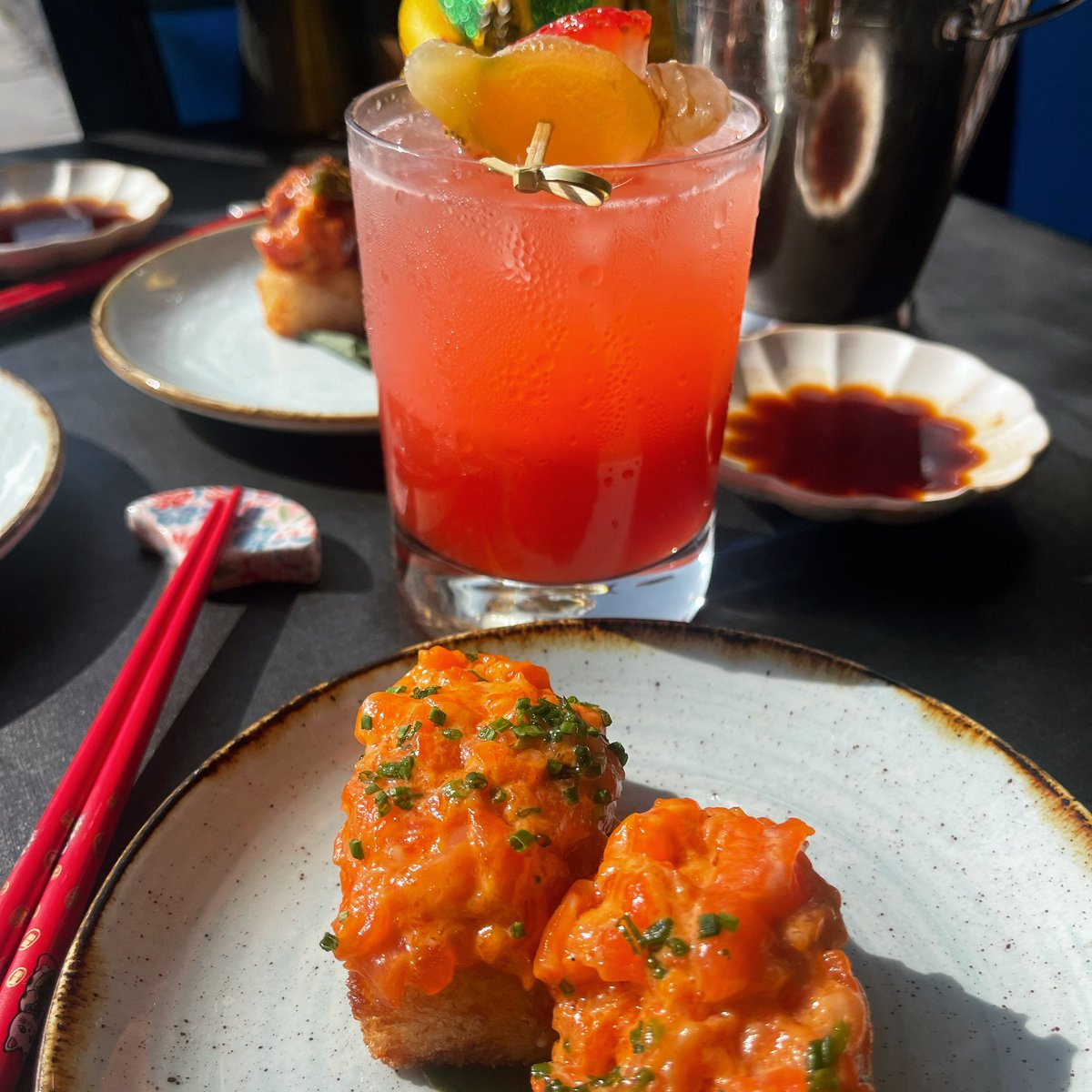 🥢 Get Some Sun &amp; Sake This Afternoon! 🕶️ #OysterHour Starts At 4pm 🍶🍣☀️