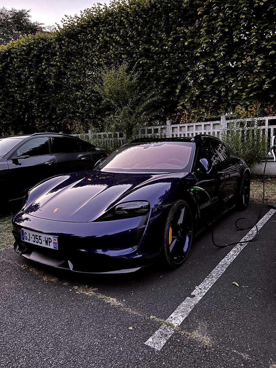 AdelineDESPRES's tweet photo. #eTrophees @AM_AM_France belle performance de @Porsche meilleure voiture de prestige et meilleure électrique avec le #Taycan Sport Turismo Turbo S https://t.co/ji8tO1PEhR