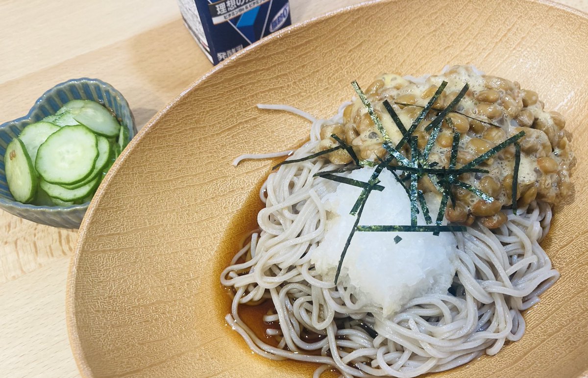 朝から賞味期限切れのプロテイン&蕎麦でハッピー☺️
今日は雨だからちまちまお家トレ頑張るぞ！目指せ45分！