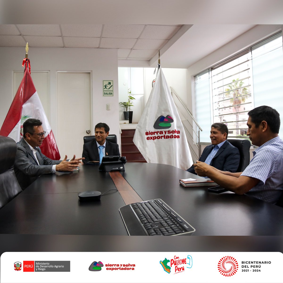 Agromercado_'s tweet photo. 📌 El presidente ejecutivo de @SierraExporta, Percy Medina Morales, se reunió hoy con los representantes de NCBA #CLUSA: Óscar Inocente y Douglas Bárcenas para coordinar la implementación del proyecto PENS (People Nature Spices Parthership). (1/2) https://t.co/BL3WfSplA1