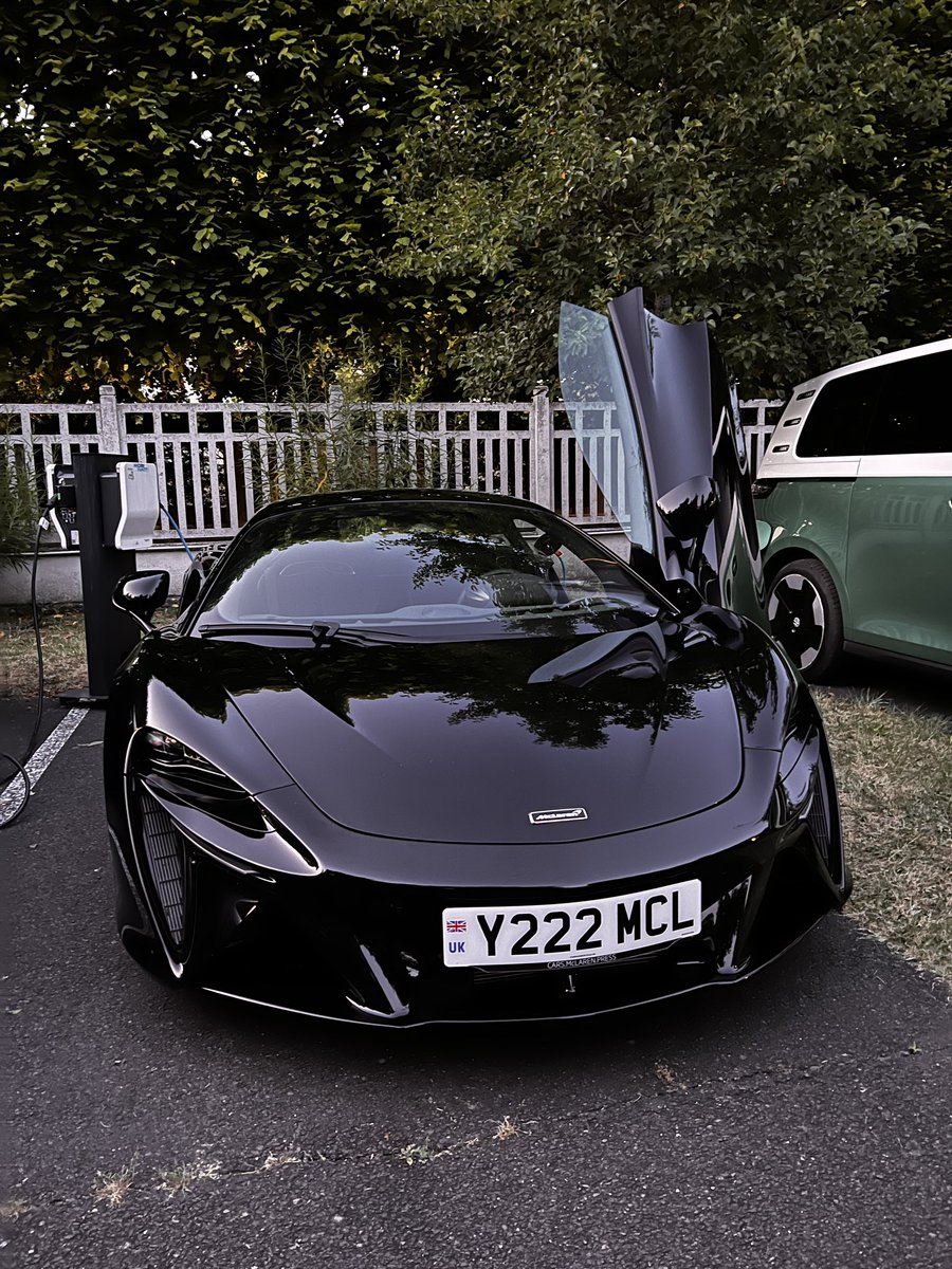 AdelineDESPRES's tweet photo. #eTrophees @AM_AM_France meilleure #PHEV pour la @McLarenAuto #Artura https://t.co/IkxFL5QjCL