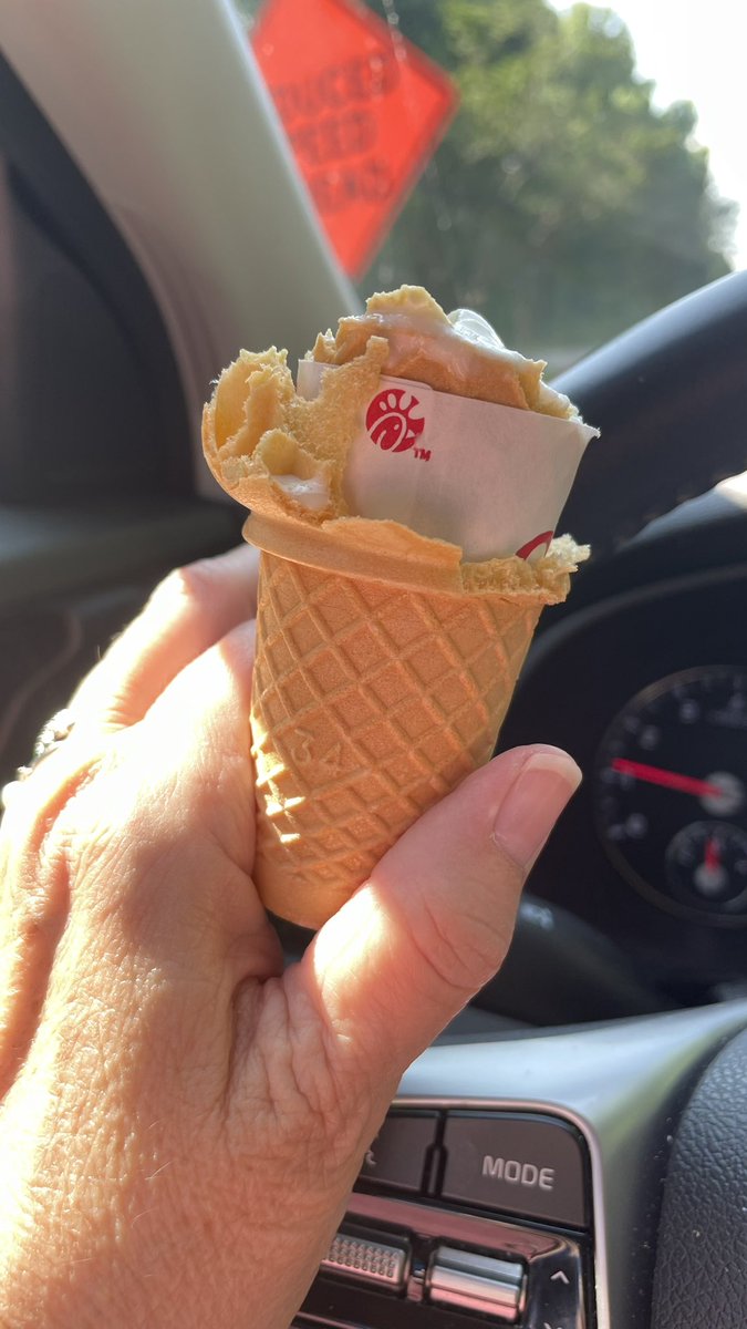 NaiNaiSharon's tweet photo. @ChickfilA Ice cream cone fail or surprise? https://t.co/VDpZRIo8qz